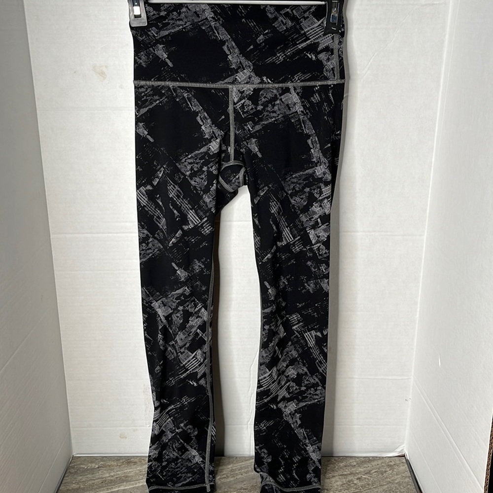 Lululemon Black Gray Printed Crop Legging Size 4